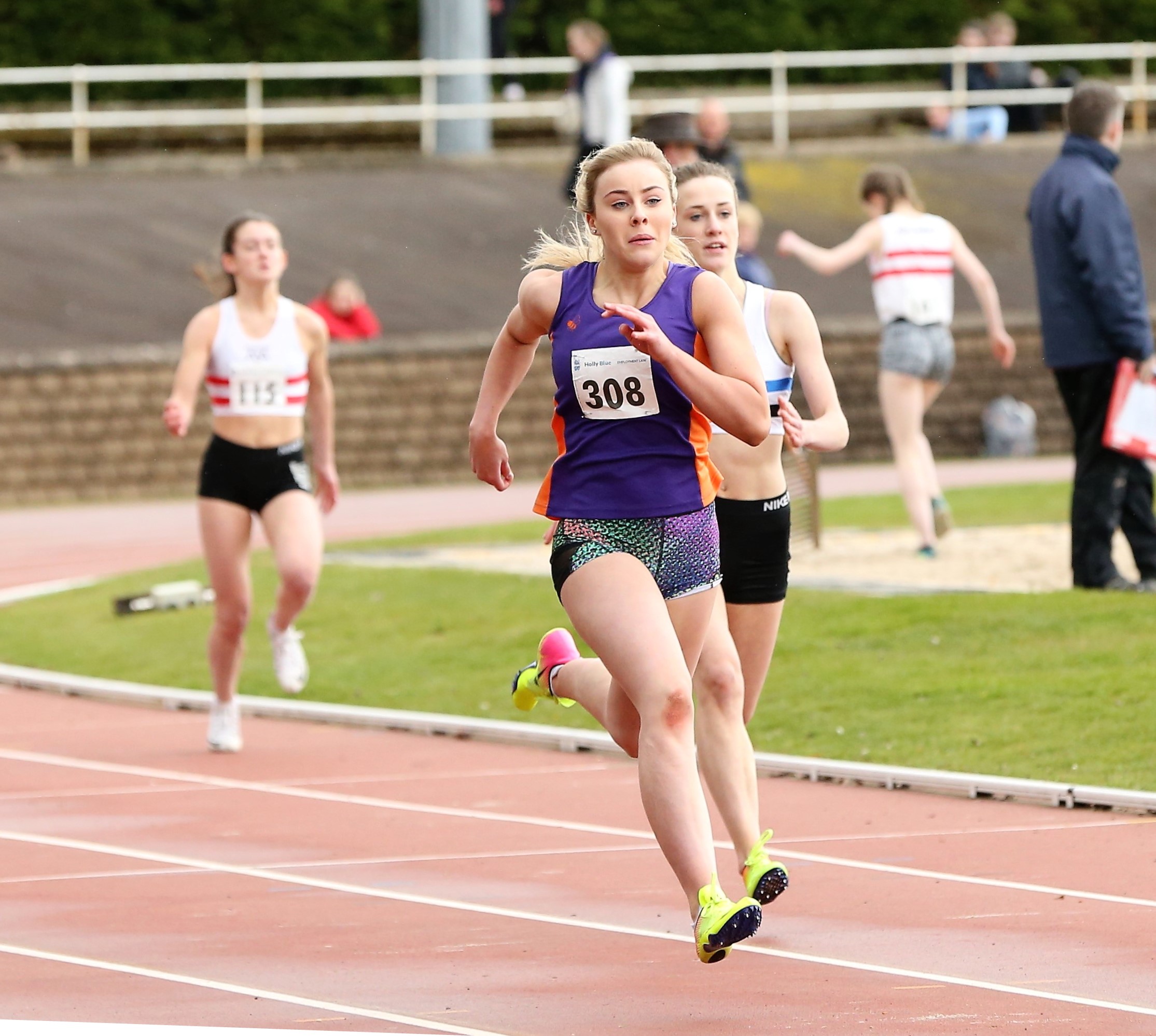 Katie Sharkey (308) showing fine form in the 200m